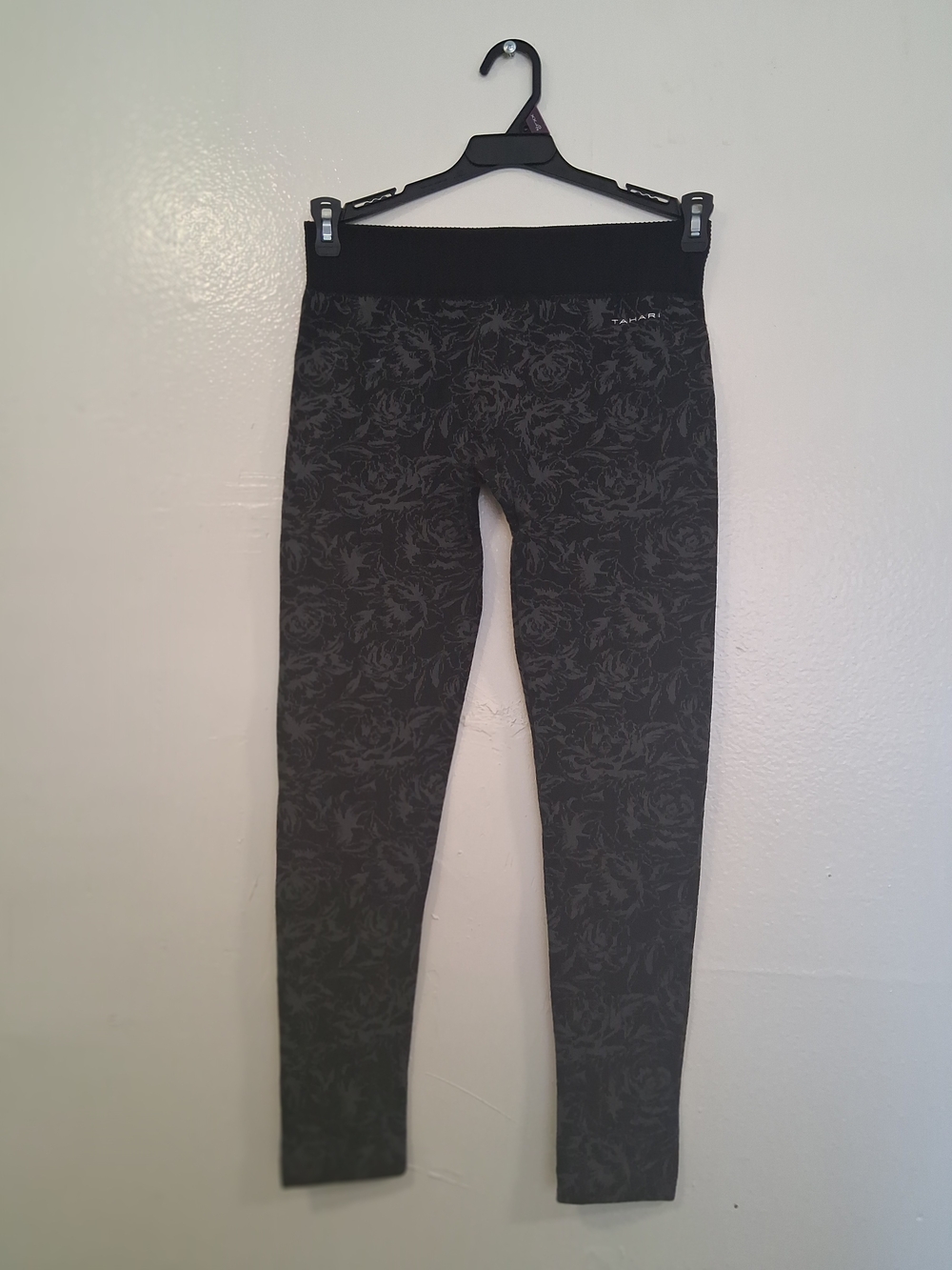 Tahari Black Floral-Print Knit Leggings